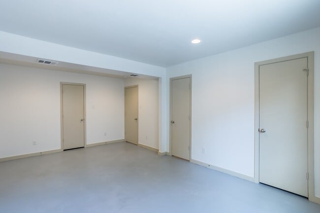 Building Photo - 1420 W Alabama St