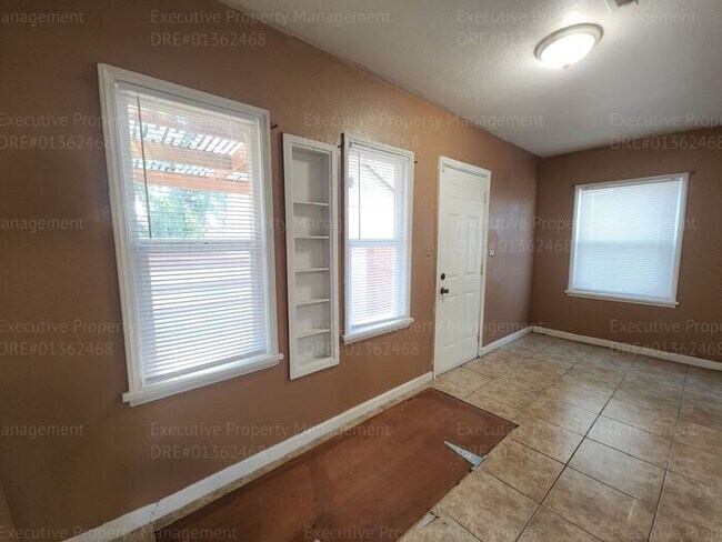 Building Photo - Charming 2 bedroom, 1 bathroom house near ...