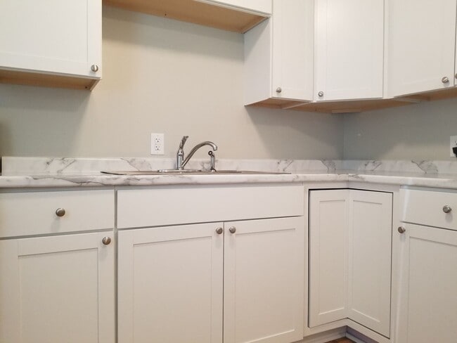 Building Photo - 2 bd 1 ba duplex in a Great Location
