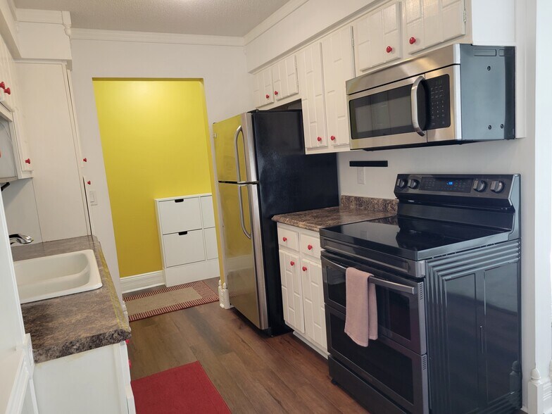 Fridge, Stove & Microwave - 4575 W 80th Street Cir