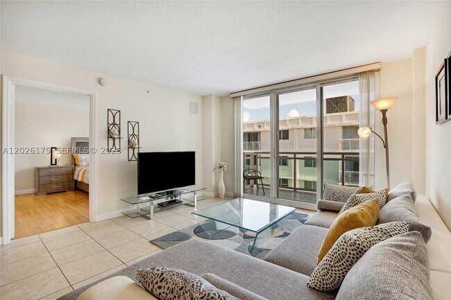 Building Photo - 6917 Collins Ave