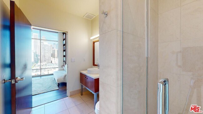 Building Photo - 1100 S Hope St