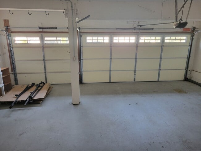 Building Photo - Beautiful Upgraded 6 Bedroom 3 Bathroom Ho...