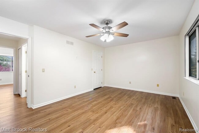 Building Photo - 1823 Torquay Ave