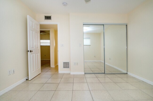 Building Photo - Indian Beach Park Duplex - walk to Ringling College!!