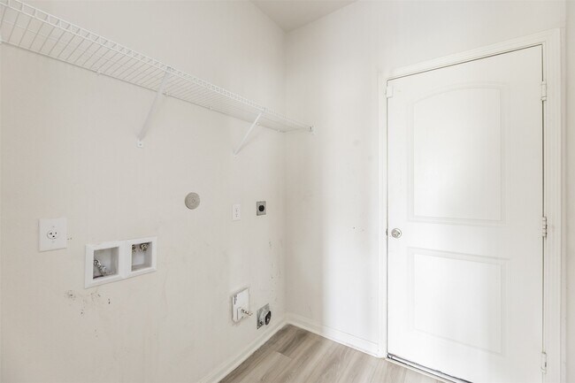 Building Photo - 541 Amberwood Pk Dr
