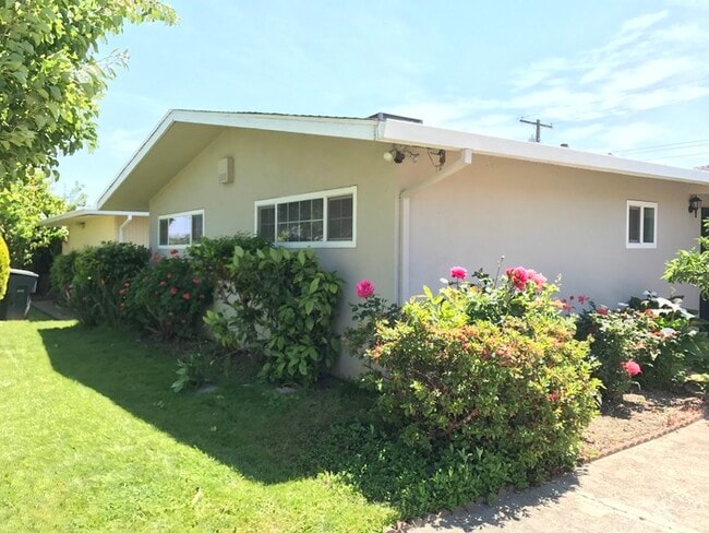 Building Photo - 3 bedroom 1 bathroom home located in Sacra...