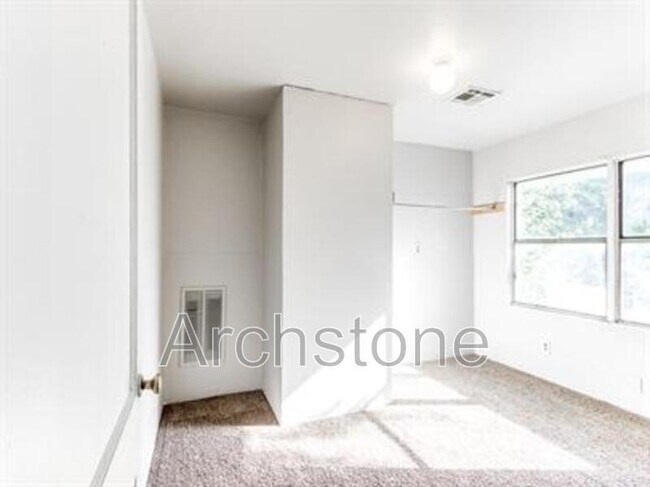 Building Photo - 1004 Sandra Dr