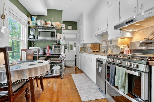 Building Photo - Great 3 Bedroom & 2 Full Baths In GREAT South Plaza Location