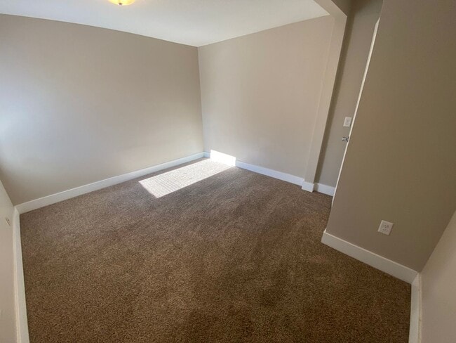 Building Photo - 4 Bedroom Home just 3 minutes from downtown!