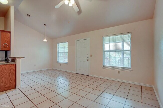 Building Photo - "Cozy 1-Bedroom Retreat in San Marcos – Perfectly Sized at 651 Sq Ft on Burleson Street!"