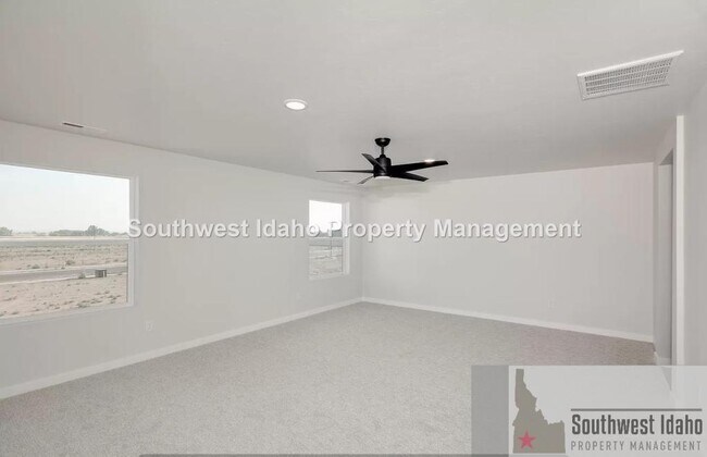 Building Photo - 8140 E Sunray Dr