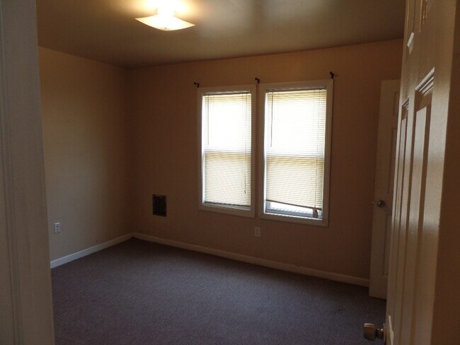 Building Photo - 124 S Walter Ave