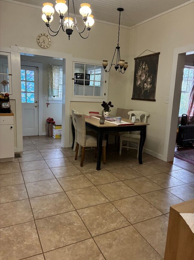 Building Photo - 3 Bedroom home near downtown and campus.