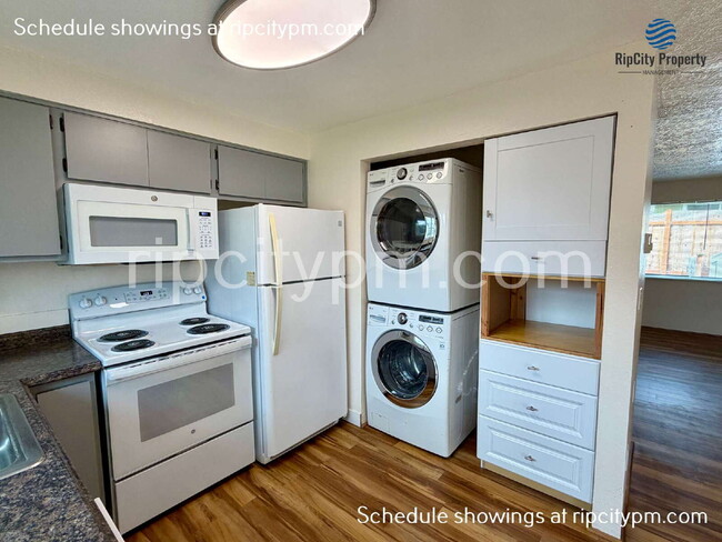 Building Photo - 11837 SE Gladstone St