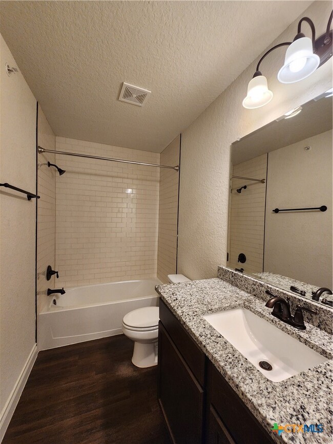 Building Photo - 324 Untermaier St