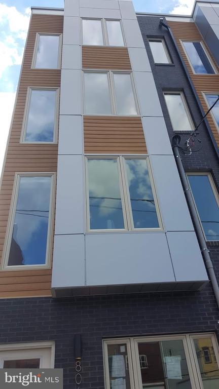 Building Photo - 806 N Burns St