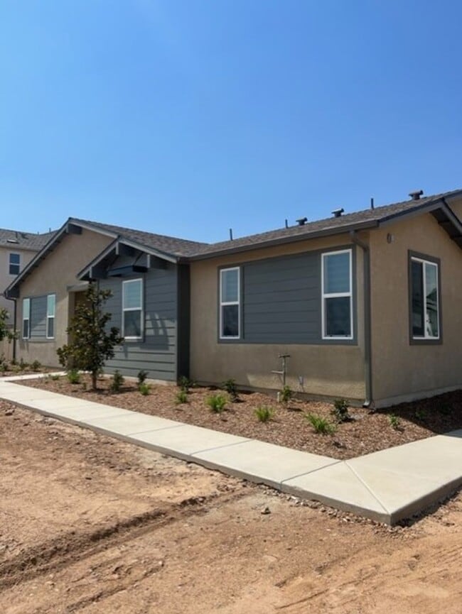 Building Photo - Beautiful 3-Bedroom 2-Bath in Tesoro Viejo