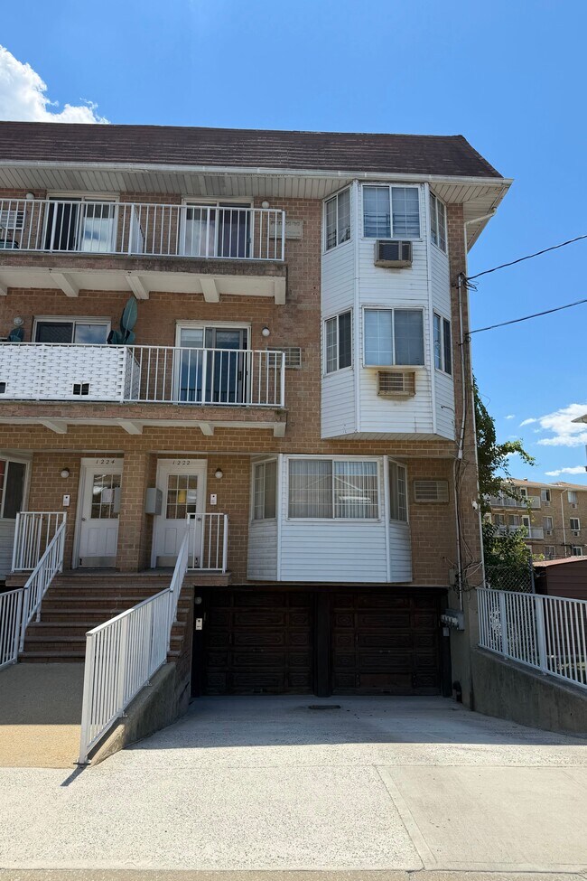 Building Photo - 1222 E 82nd St