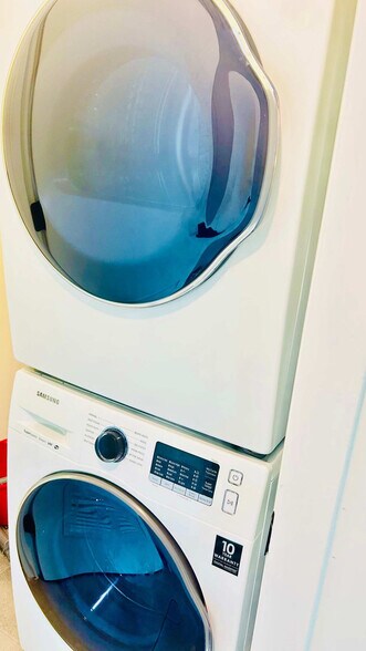 Building Photo - 227 NE 2nd St