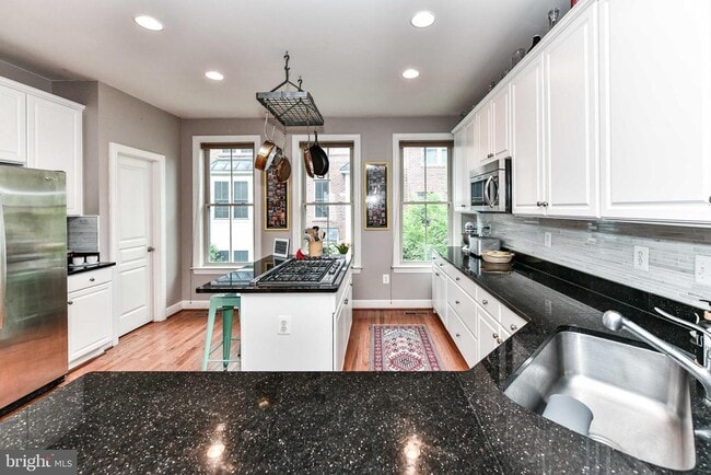 Building Photo - 2505 S Kenmore Ct