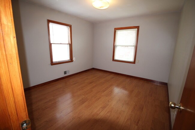 Building Photo - 3 bedroom house with basement