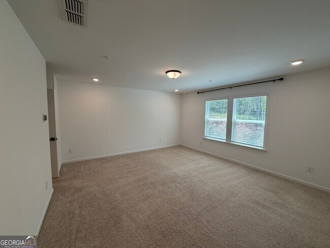 Building Photo - 716 Vallin St