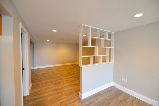 Building Photo - 1006 S El Camino Real