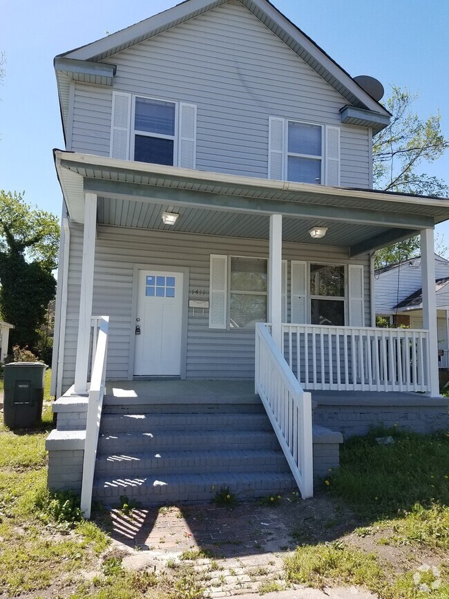 Building Photo - Spacious 4 BR 3 Bath single family home ne...