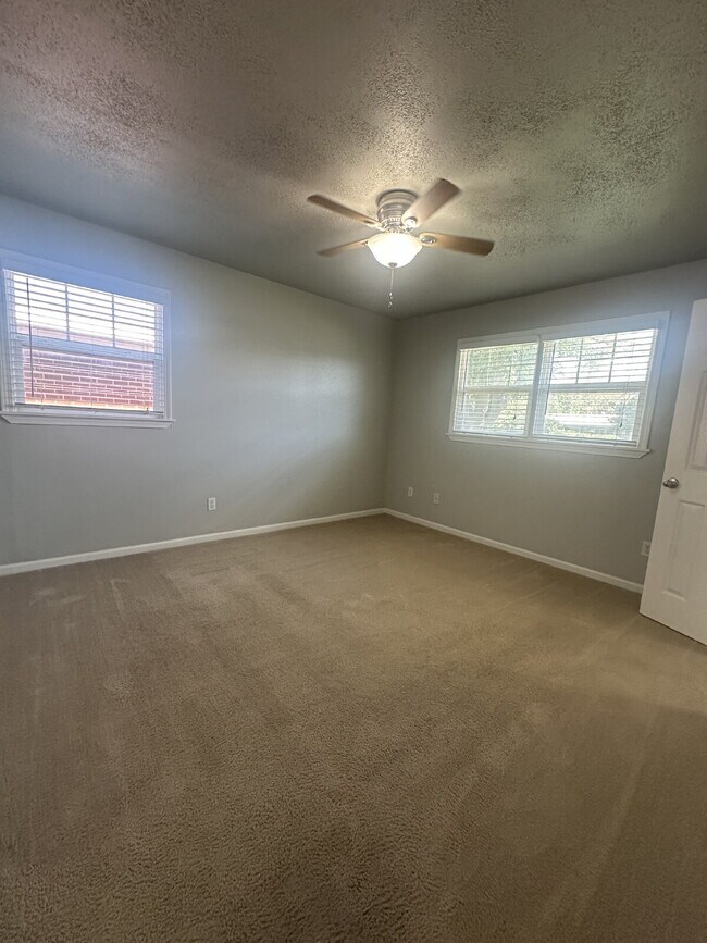 Building Photo - Pre-Leasing for Summer/Fall 2025!