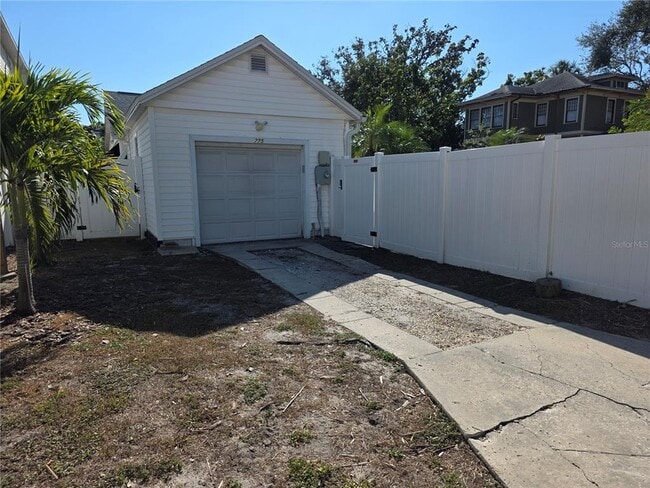 Building Photo - 775 20th Ave N