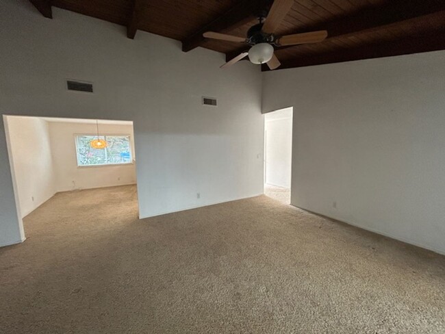 Building Photo - Close to Country Club *** Move-In Special ...