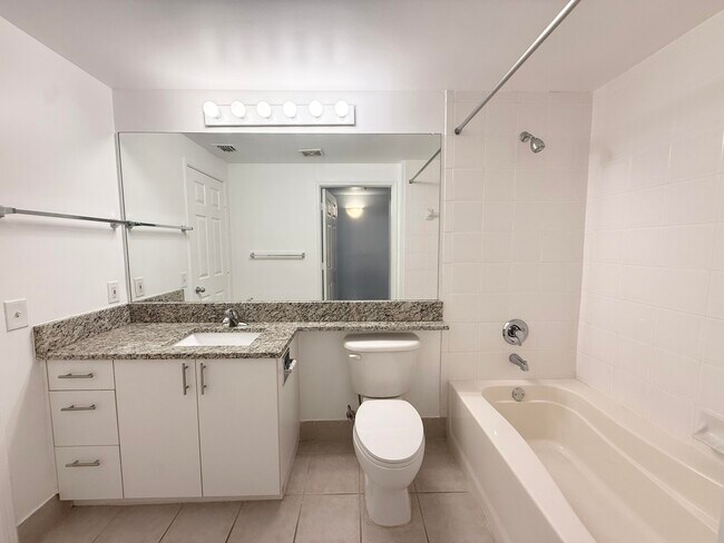 Building Photo - 630 S Sapodilla Ave