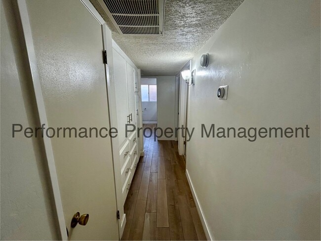 Building Photo - Cozy 3 Bed/2 Bath Home in SW Bakersfield w...