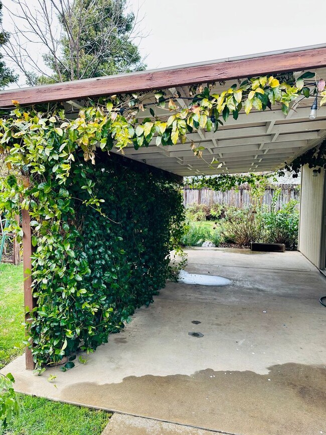 Building Photo - Beautifully maintained home located in a desirable Anderson neighborhood