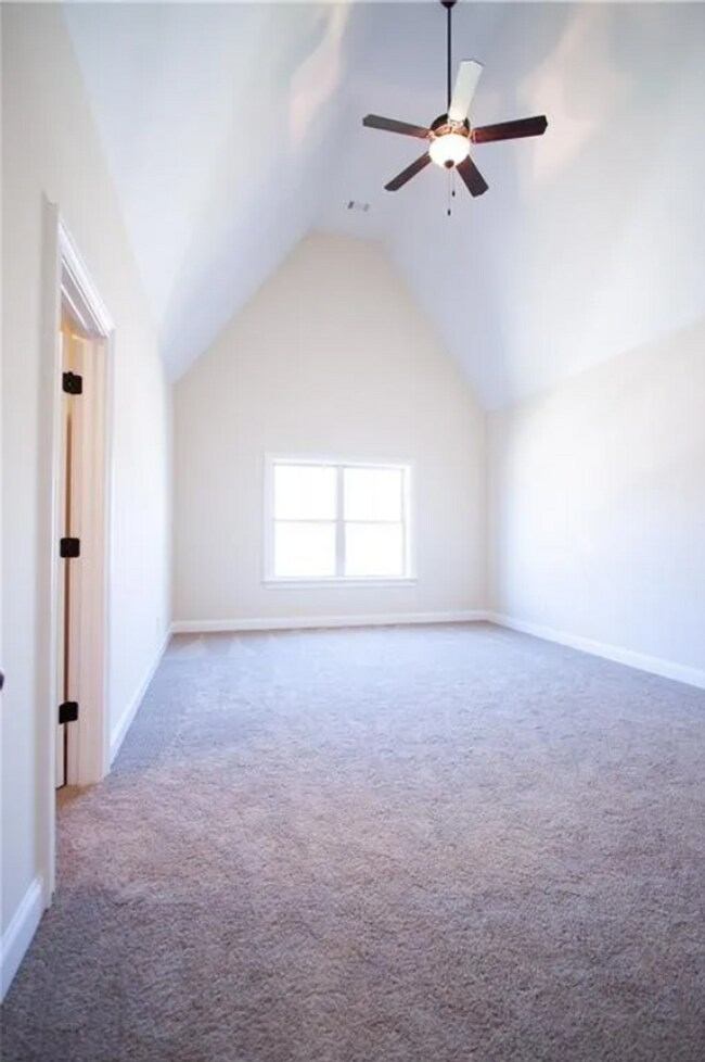 Building Photo - 5 bed, 3.5 bath home in Cotswolds!