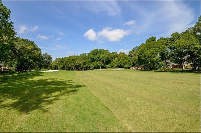 Building Photo - 1711 Surrey Ct