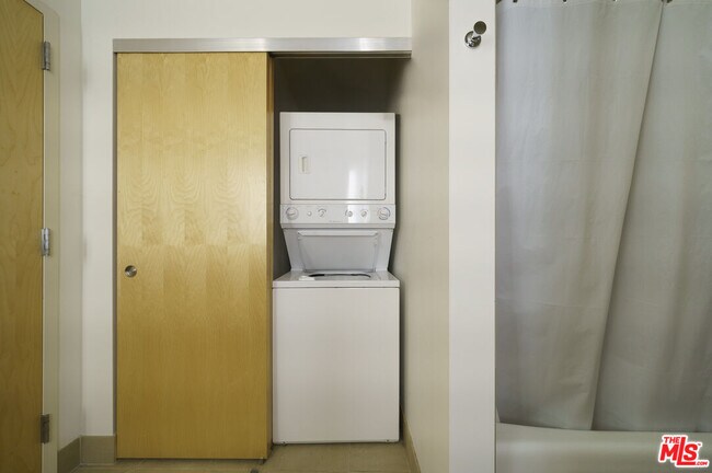 Building Photo - 1100 S Hope St