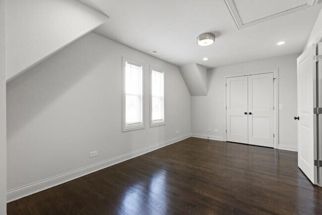 Building Photo - 2 bedroom in Chicago IL 60618