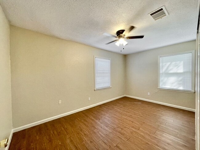 Building Photo - Charming 2 bedroom, 1 bath home with carpo...