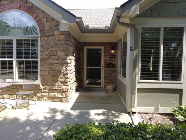 Building Photo - 100 Highlands Ridge Pl