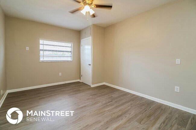 Building Photo - 804 Greenbriar Dr