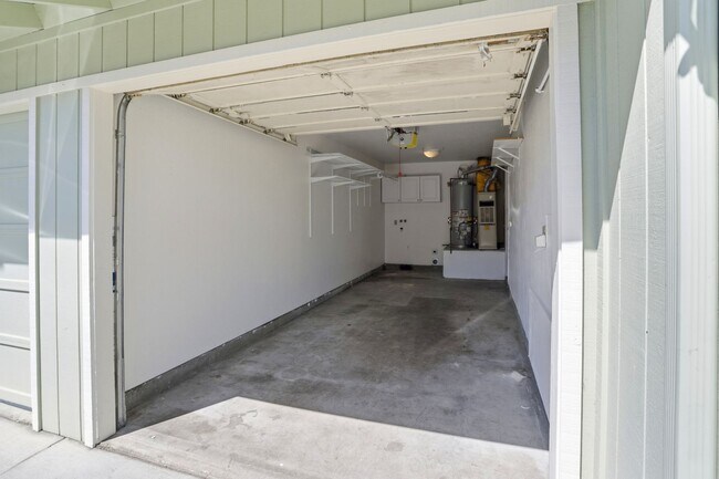 Building Photo - Great 3 Bedroom Townhome with Garage!