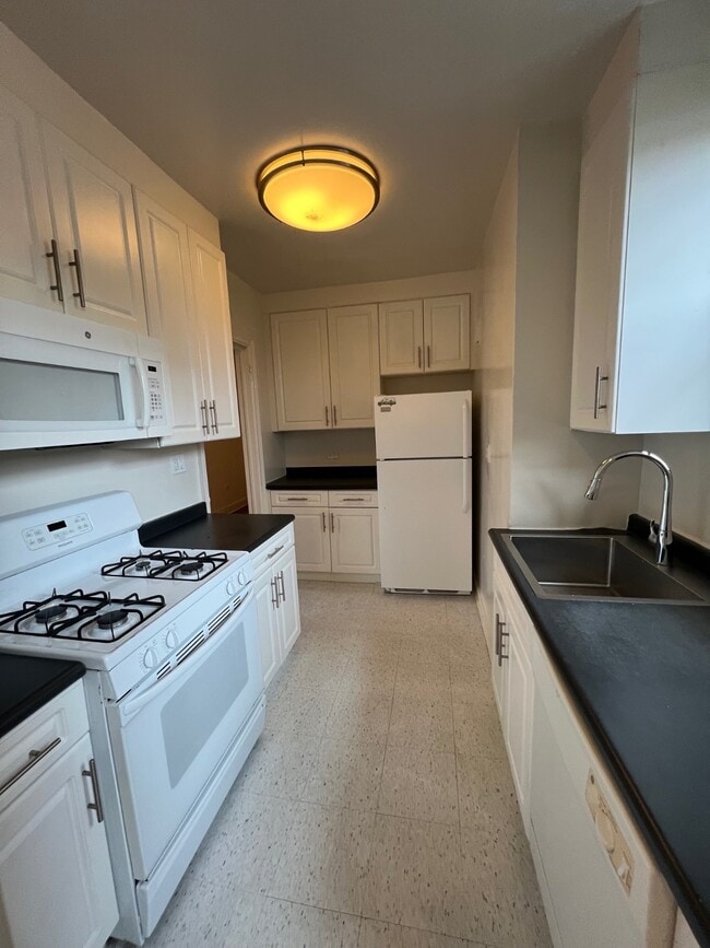 Building Photo - 625 Gramatan Ave