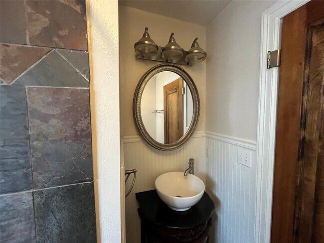 Building Photo - 312 N 6th St