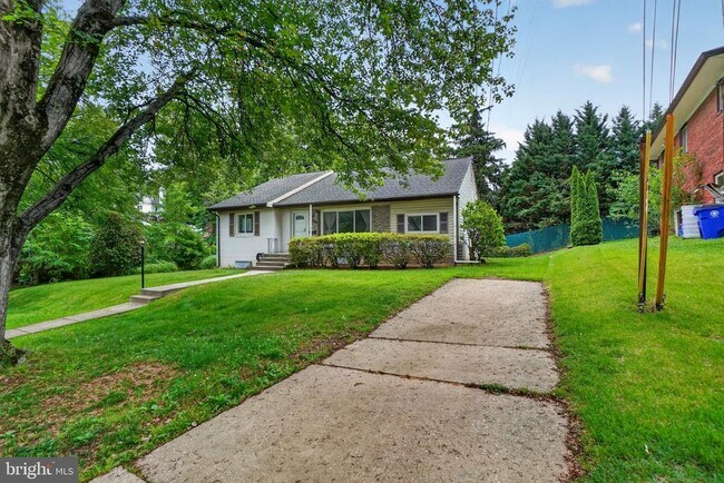 Building Photo - 9211 E Parkhill Dr