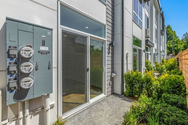 Building Photo - Sweet Ultra-Modern Air-Conditioned West Se...