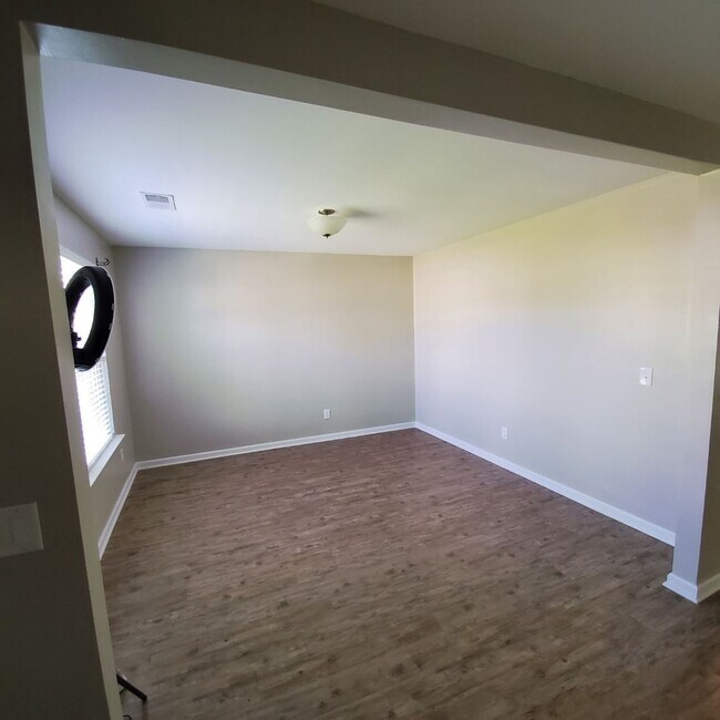 Building Photo - 121 Tupelo Way