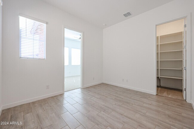 Building Photo - 7702 W Jackrabbit Ln