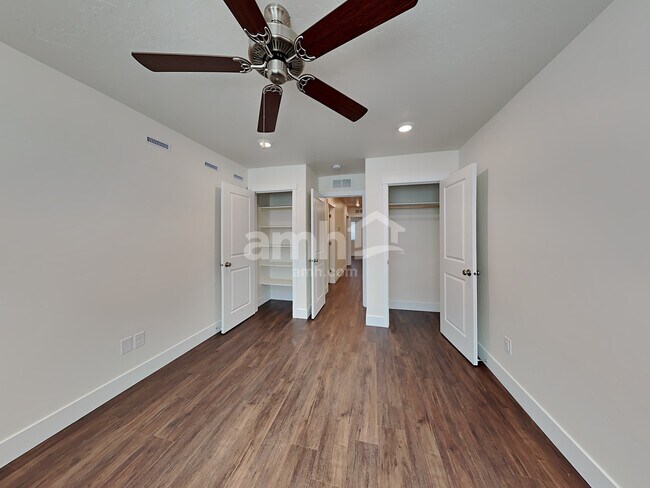 Building Photo - 1317 N Barkvine Ave